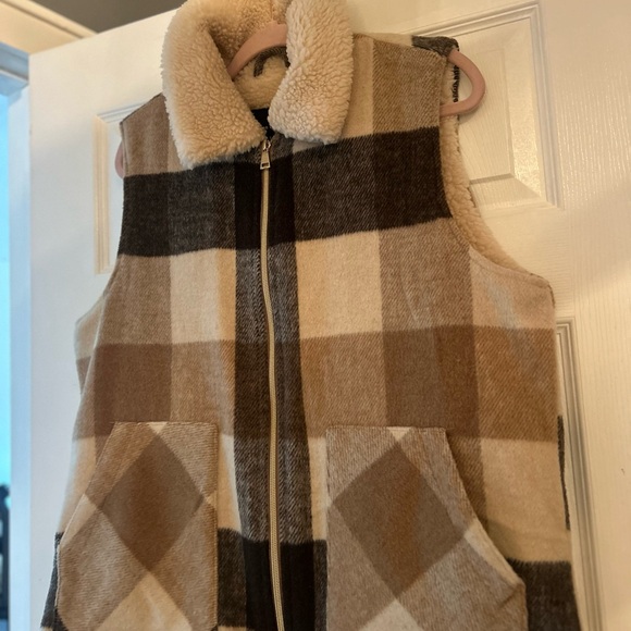 Plaid Sherpa-Lined Vest - Picture 3 of 5